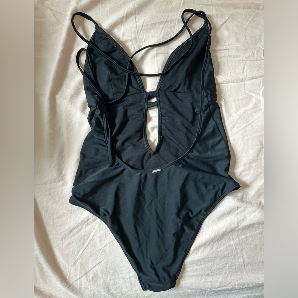 One piece swimsuit - Picture 2 of 3